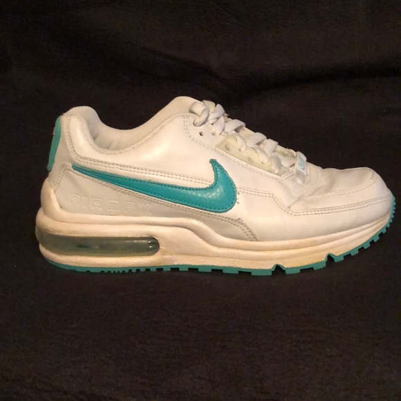 Women’s Nike AirMax - Picture 2 of 5